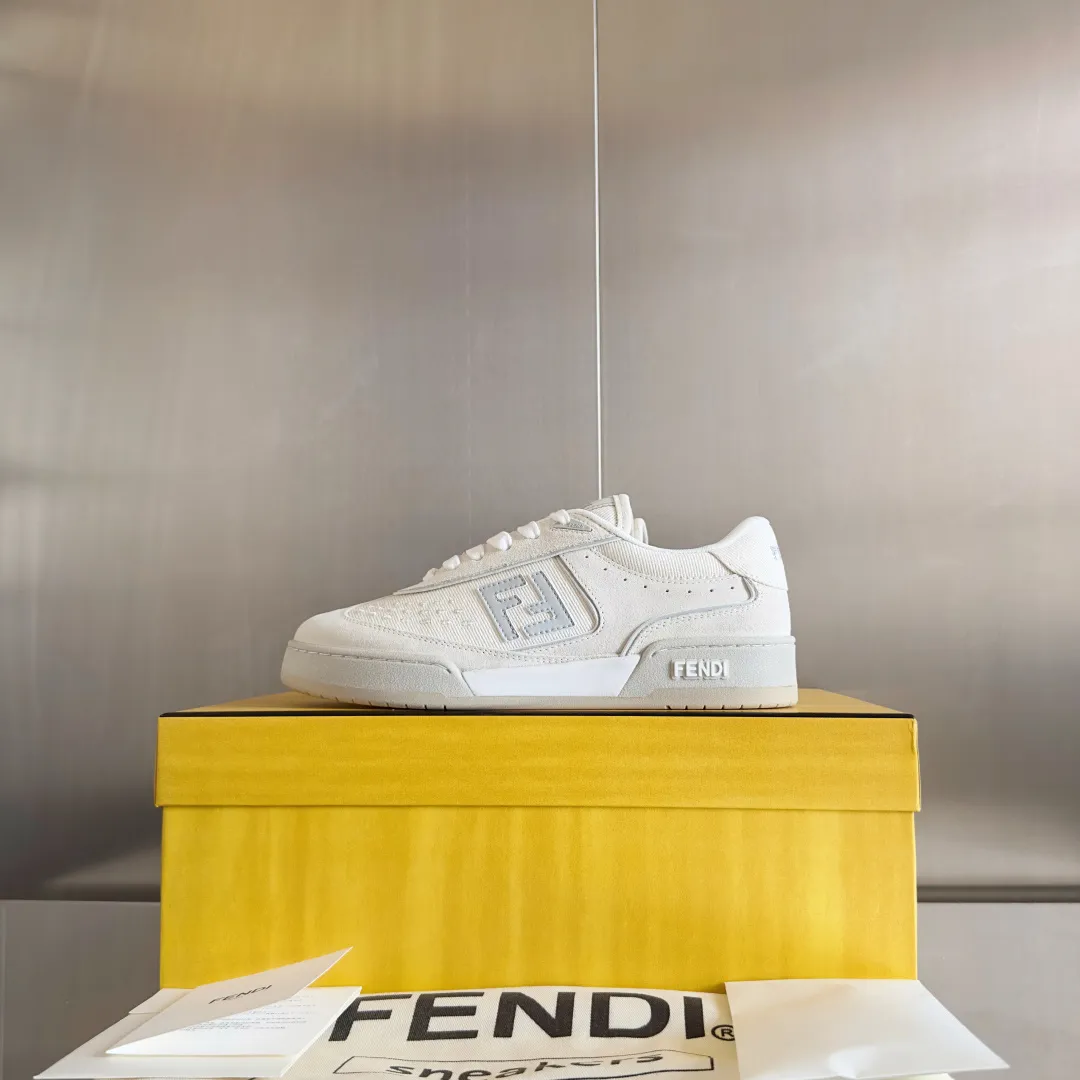 Top version: Couple model, cloth cover 700💰 Fendi Fendi match series Couple model, film, casual sports shoes, sneakers, original purchase, development and production of these FENDI Match lace-up sports shoes. Small perforations accent the upper. Made of white leather with beige suede details. Matcha green leather FF applique. Rubber sole with FENDI lettering on the side. Comes with exquisite packaging at the counter 🛍📦 ▪️ Fabric: Original custom imported first-layer cowhide ▪️ Lining: Imported custom breathable mesh ▪️ Sole: Original molded TPU two-color combination sole ▪️ Sole thickness: 3CM ▪️ Size: Women's 35-41 / Men's 39-45